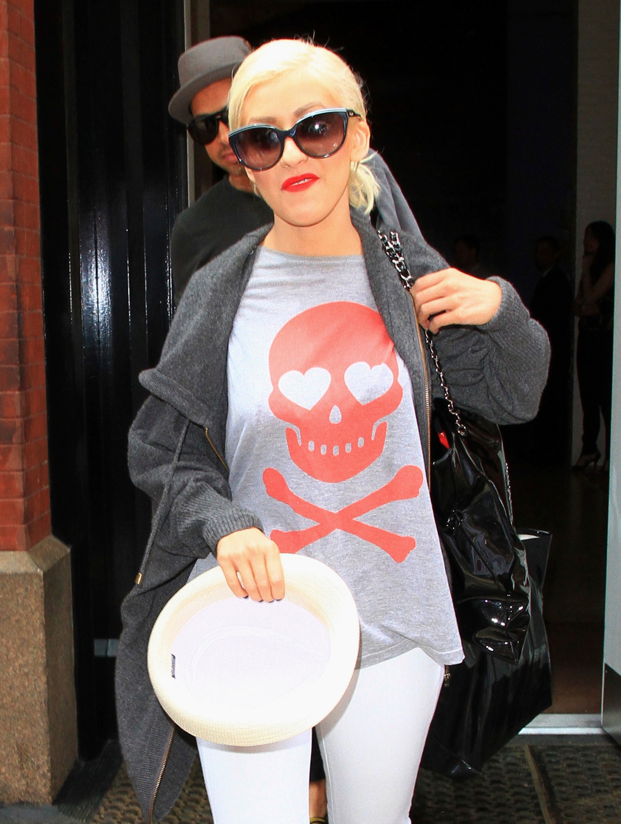 Arriving_At_The_Hotel_With_Jeri_-_June_11_-_Christina_Aguilera_Daily_0013.jpg