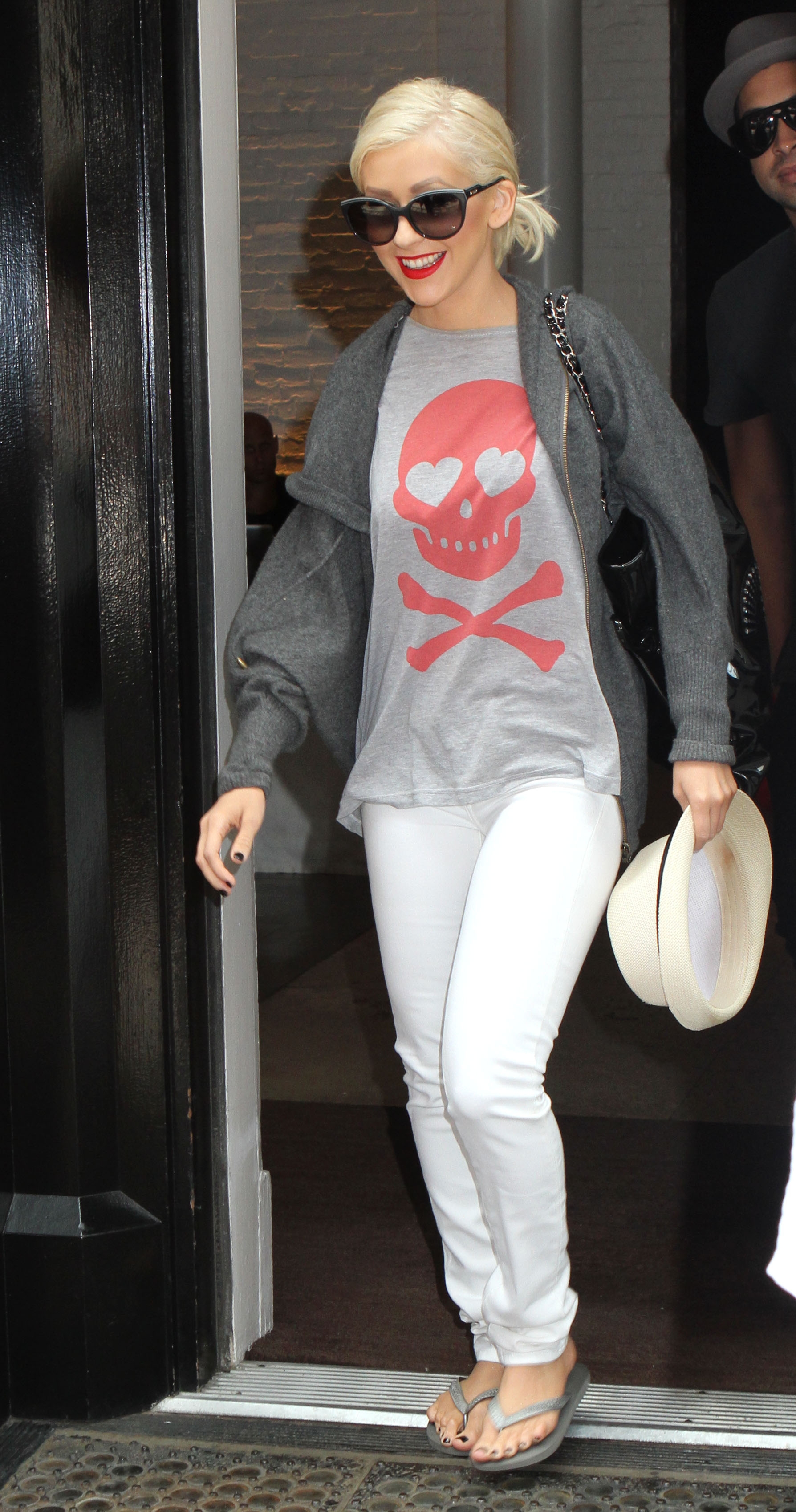Arriving_At_The_Hotel_With_Jeri_-_June_11_-_Christina_Aguilera_Daily_0025.jpg