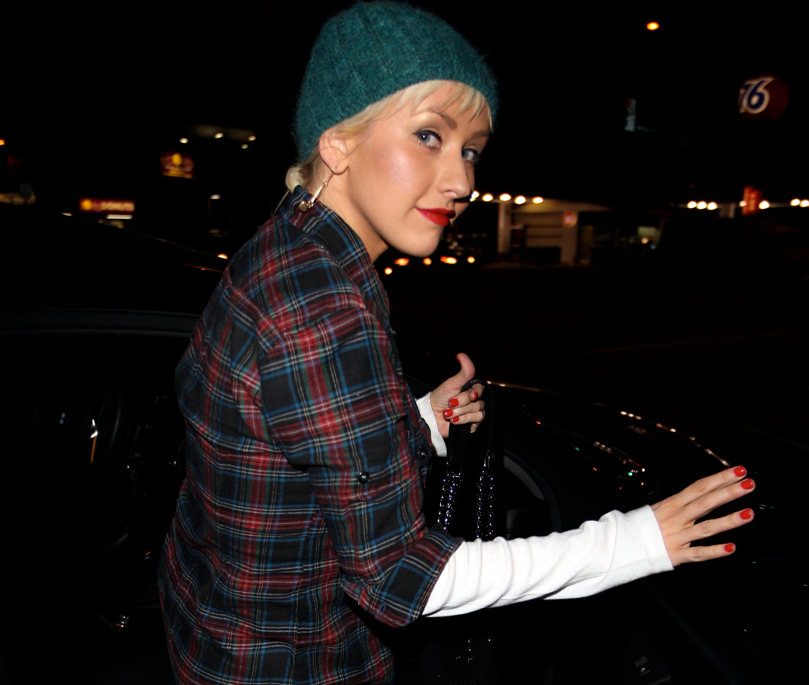 At_Osteria_Mozza_-_January_4_-_Christina_Aguilera_Daily_024.jpg