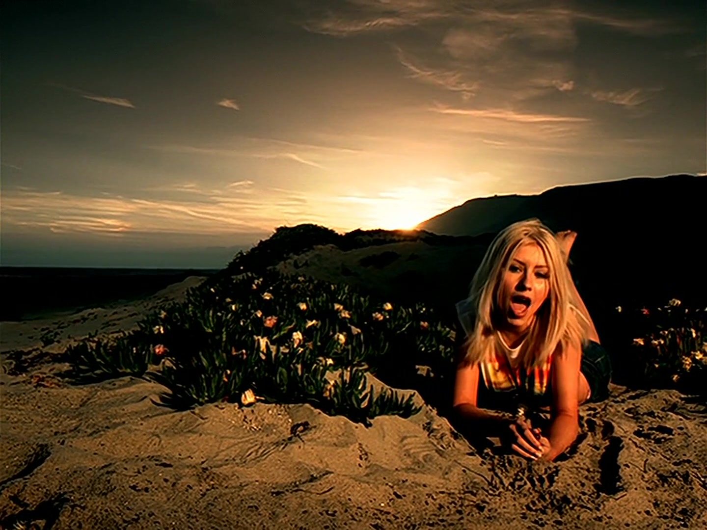 Christina_Aguilera_-_Genie_In_a_Bottle_HD_128.jpg