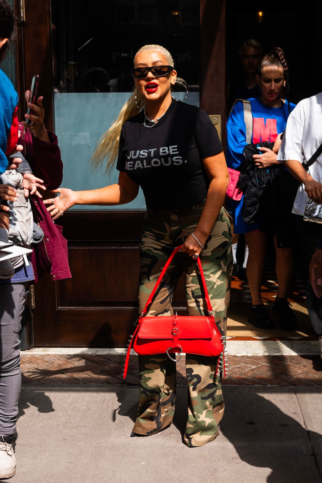 Christina_Aguilera_Daily_-_Leaving_her_hotel_in_NYC_-_0006.jpg