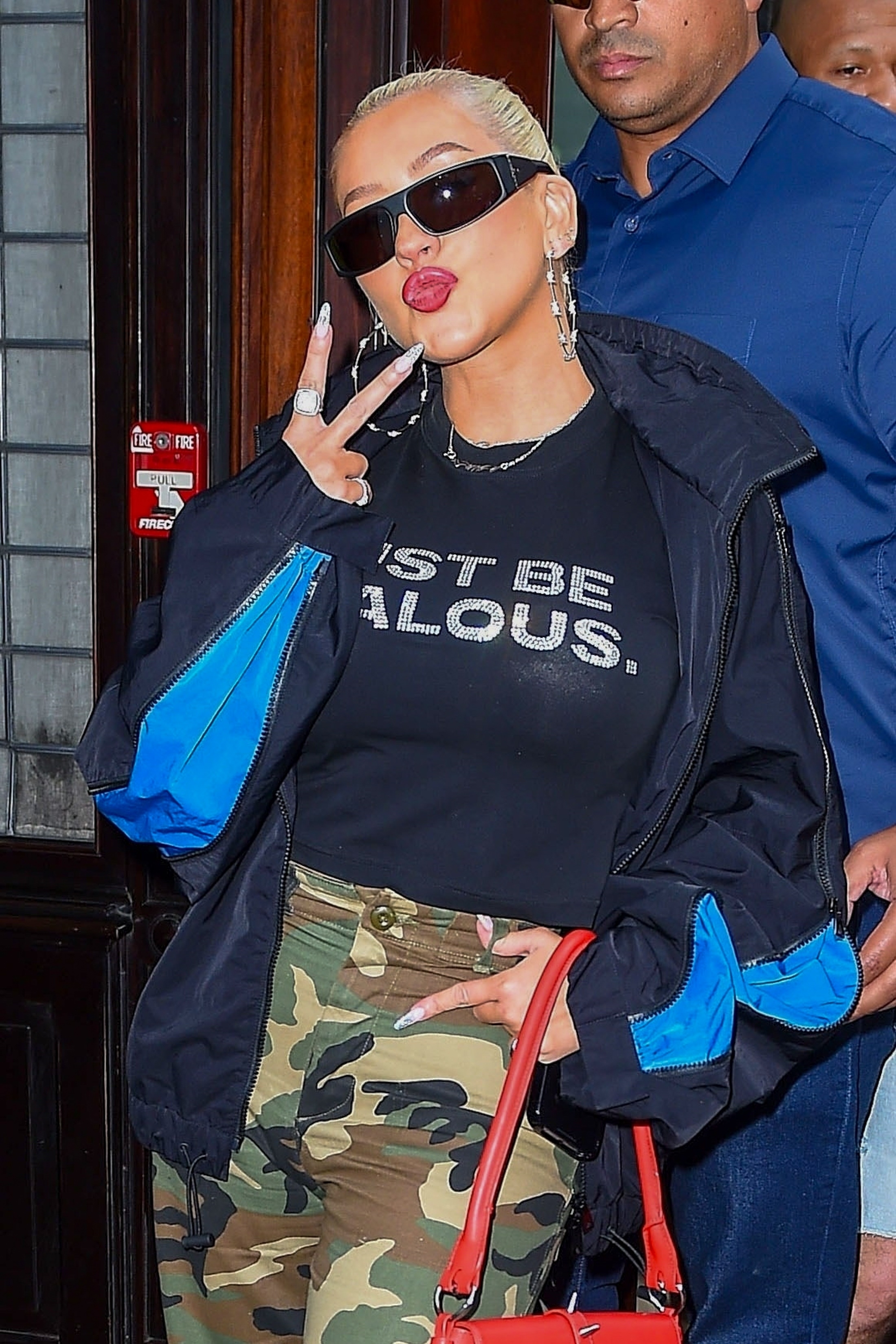 Christina_Aguilera_Daily_-__Leaving_her_hotel_in_NYC_-_0006.jpg Christina_Aguilera_Daily_-__Leaving_her_hotel_in_NYC_-_0006.jpg