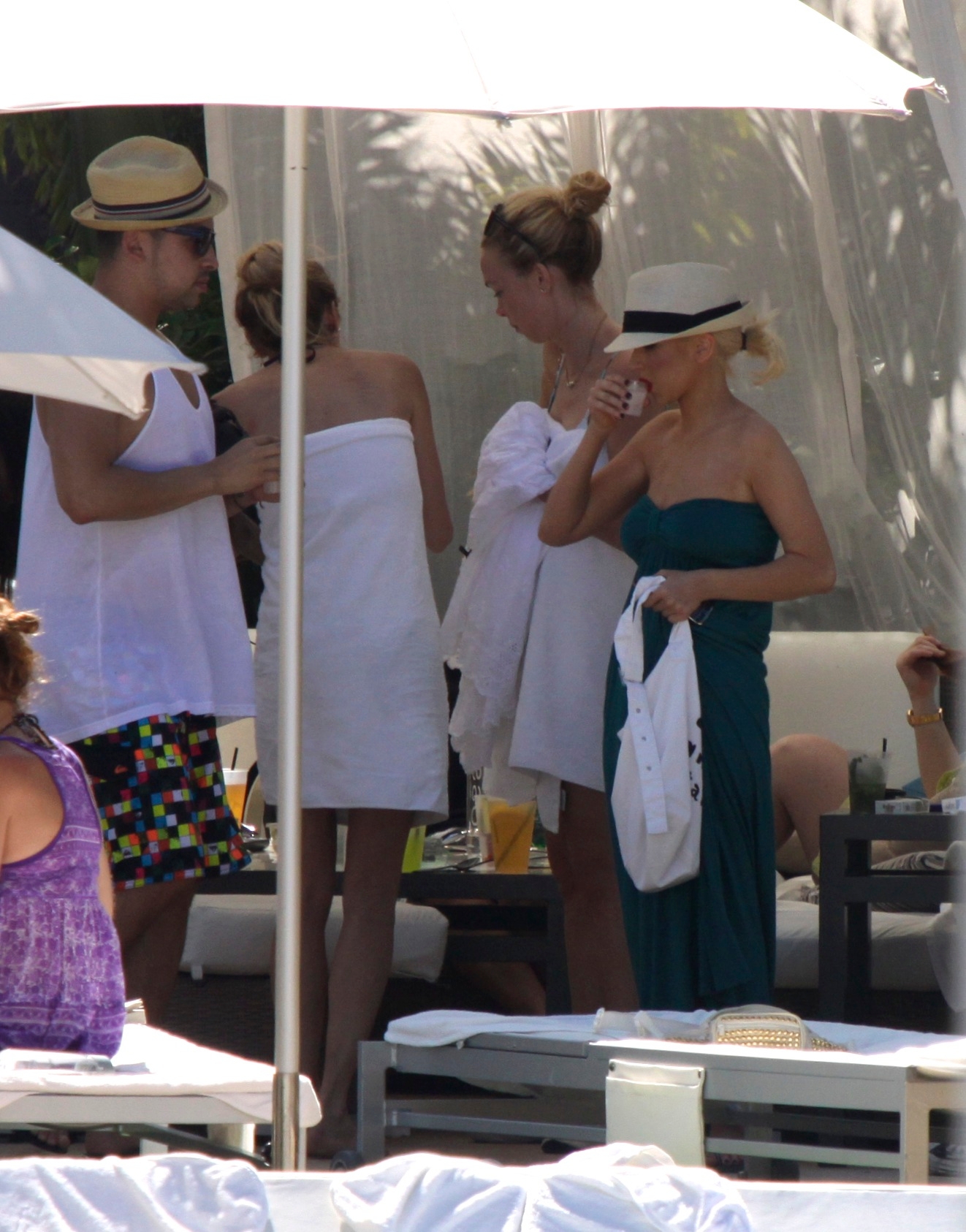 Christina_Aguilera_and_Kim_Kardashian_lounge_by_the_pool_for_a_friends_bachelor_party_at_the_Fountainebleau_in_Miami_-_June_12_-_Christina_Aguilera_Daily_00151.jpg