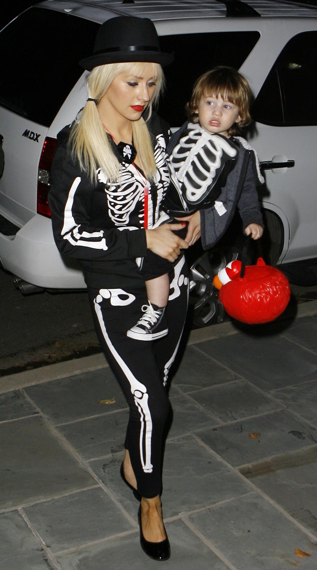 Christina_Aguilera_and_Max_-_October_31_-_Christina_Aguilera_Daily_028.jpg Christina_Aguilera_and_Max_-_October_31_-_Christina_Aguilera_Daily_028.jpg