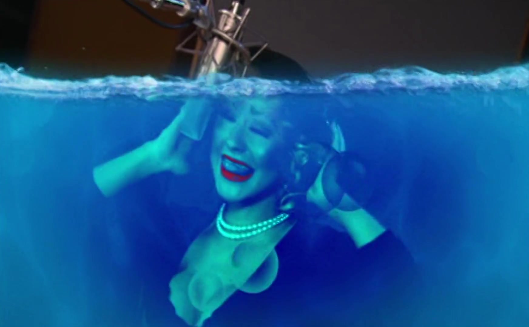 Christina_Aguilera_ft__Missy_Elliott_-_Car_Wash_015.jpg Christina_Aguilera_ft__Missy_Elliott_-_Car_Wash_015.jpg