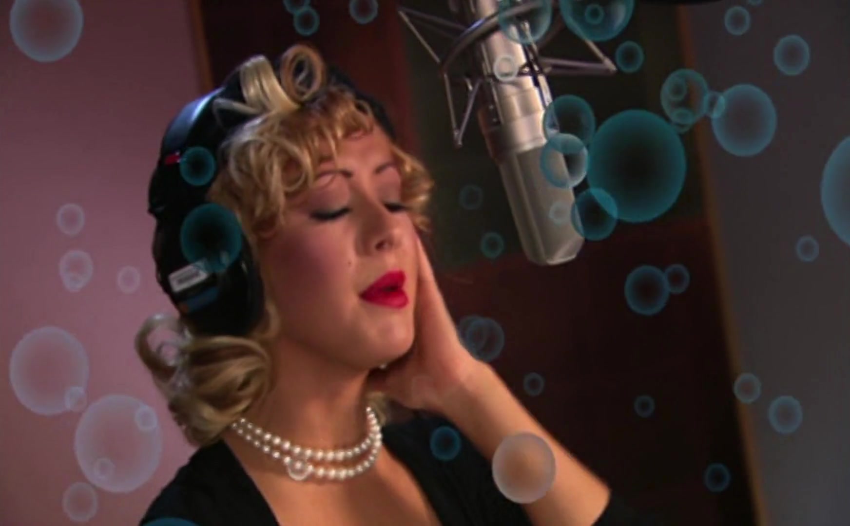 Christina_Aguilera_ft__Missy_Elliott_-_Car_Wash_035.jpg Christina_Aguilera_ft__Missy_Elliott_-_Car_Wash_035.jpg