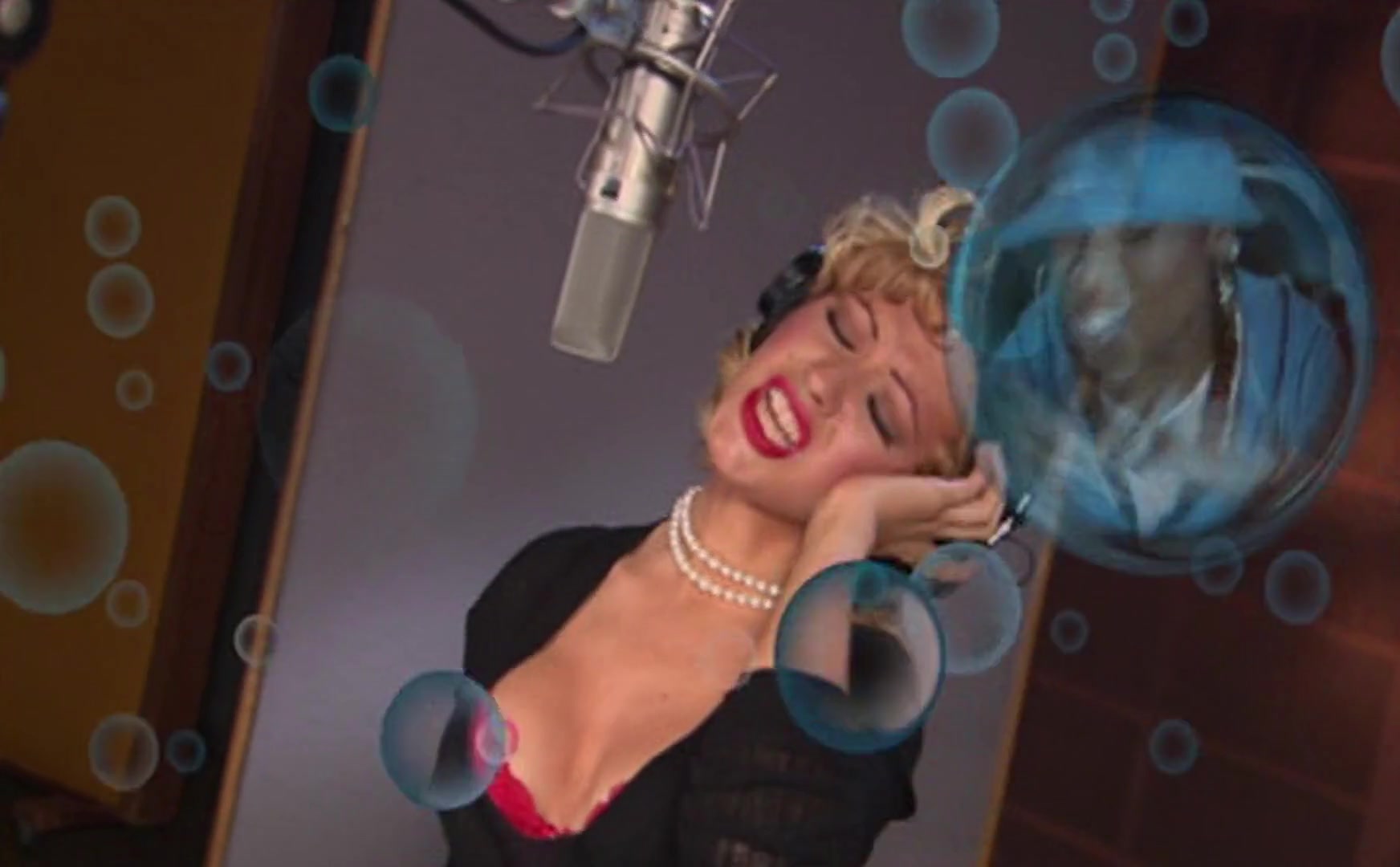 Christina_Aguilera_ft__Missy_Elliott_-_Car_Wash_065.jpg Christina_Aguilera_ft__Missy_Elliott_-_Car_Wash_065.jpg