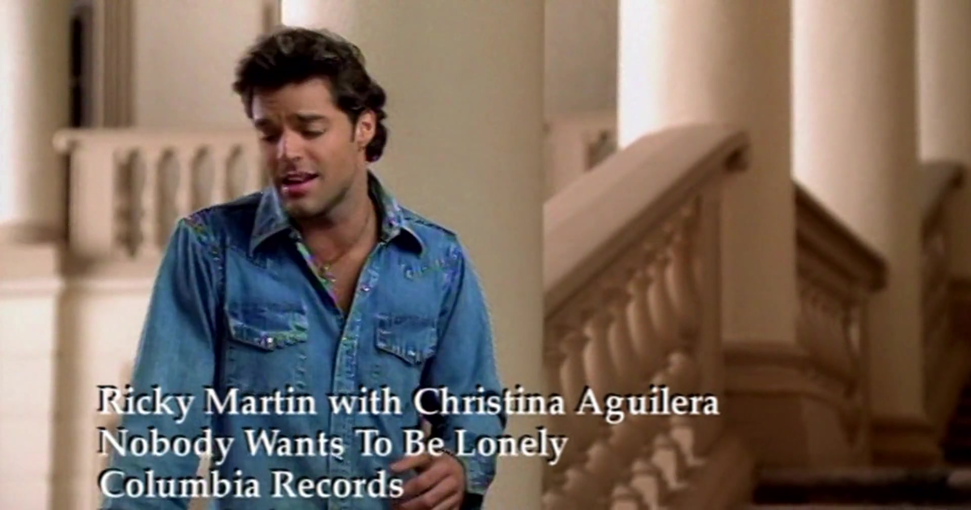 Christina_Aguilera_ft__Ricky_-_No_Body_Wants_To_Be_Lonely_230.jpg