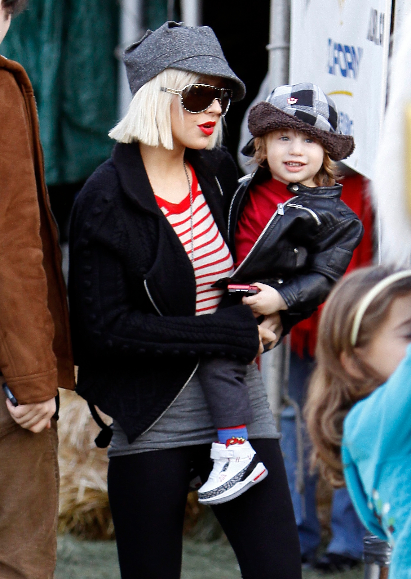 Christina___Max_went_to_Mr_Greentrees_in_West_Hollywood_-_December_6_-_Christina_Aguilera_Daily_001.jpg