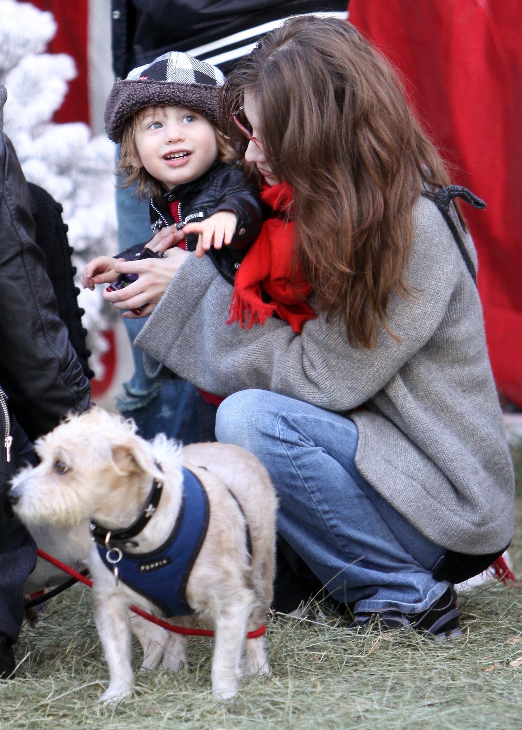 Christina___Max_went_to_Mr_Greentrees_in_West_Hollywood_-_December_6_-_Christina_Aguilera_Daily_044.jpg Christina___Max_went_to_Mr_Greentrees_in_West_Hollywood_-_December_6_-_Christina_Aguilera_Daily_044.jpg