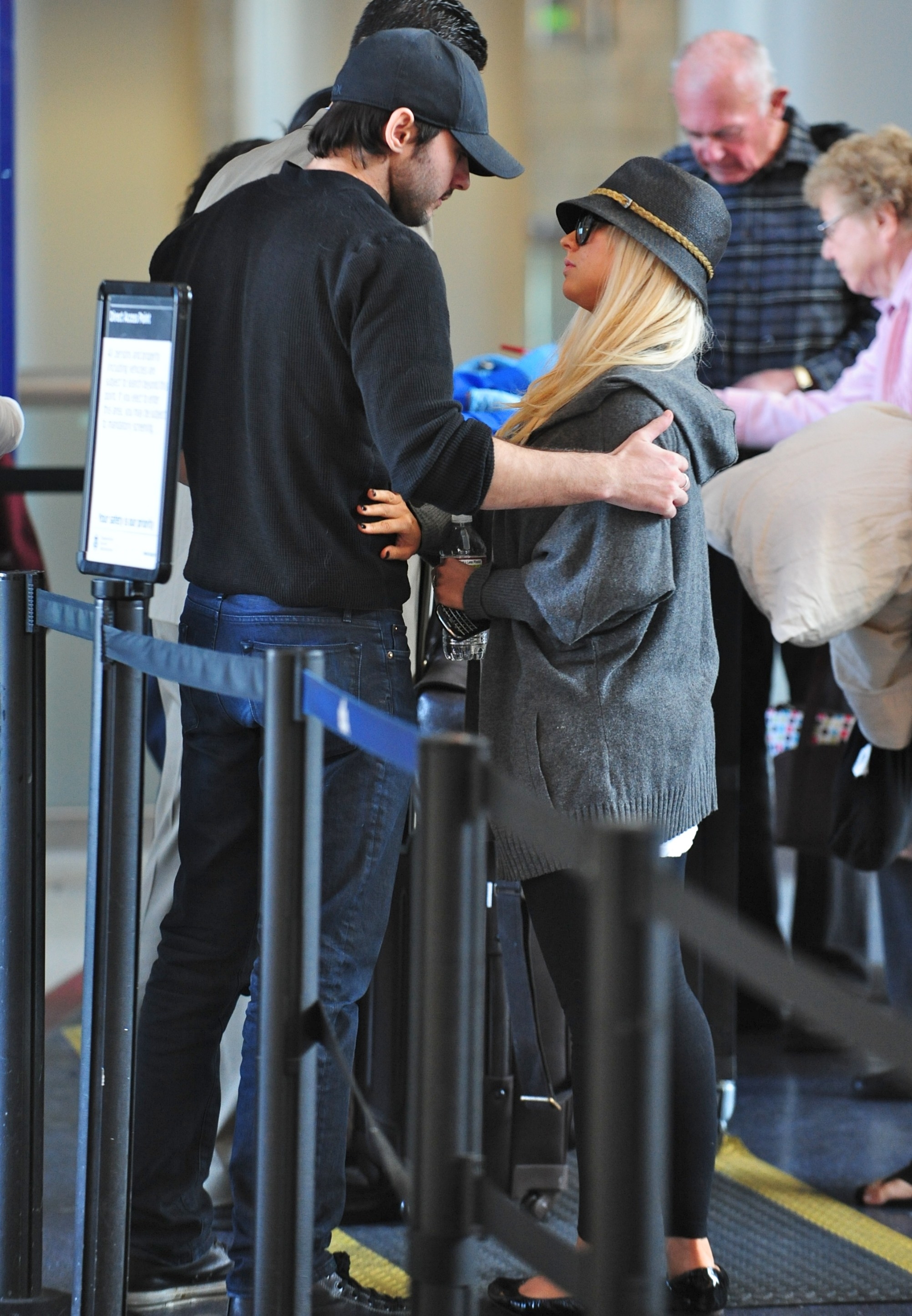 Christina_and_Matt_at_LAX_-_January_29_-_Christina_Aguilera_Daily_013.jpg