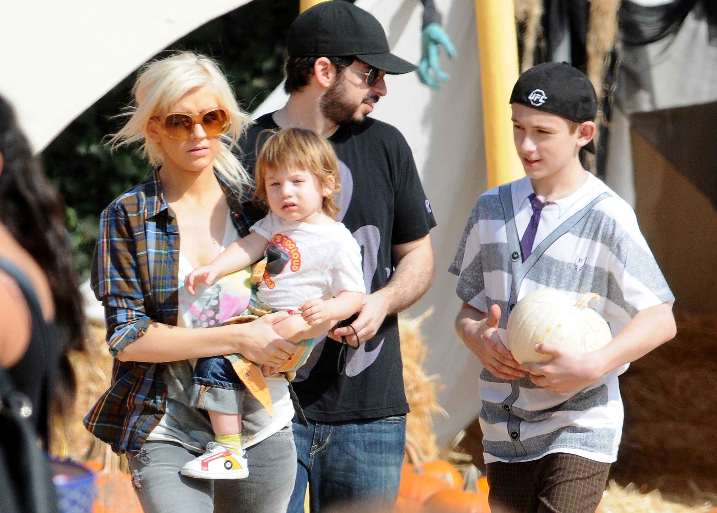Christina_and_family_at_Mr__Bones_Pumpkin_Patch_in_Beverly_Hills_-_October_11_-_Christina_Aguilera_Daily_0006.jpg Christina_and_family_at_Mr__Bones_Pumpkin_Patch_in_Beverly_Hills_-_October_11_-_Christina_Aguilera_Daily_0006.jpg