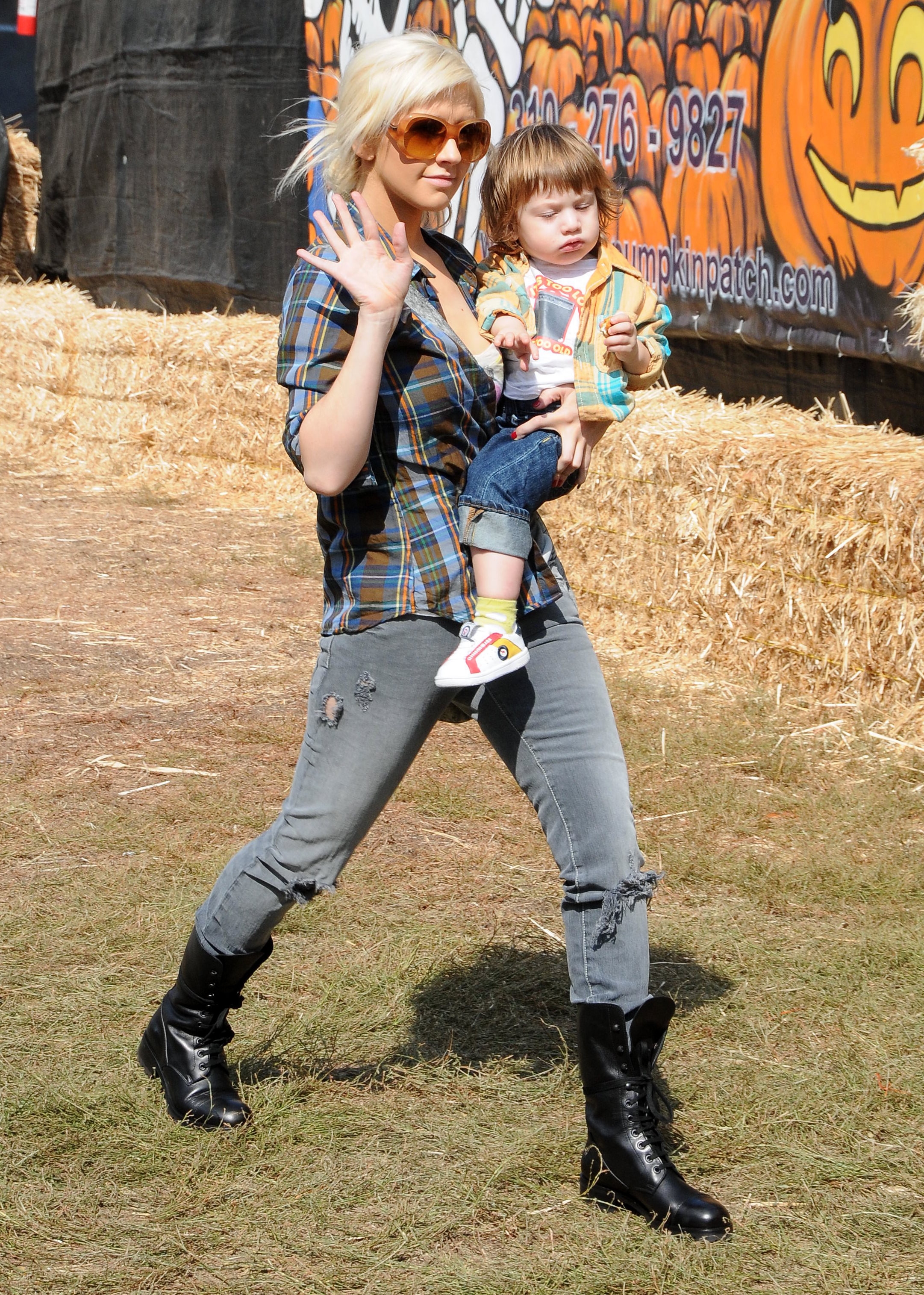 Christina_and_family_at_Mr__Bones_Pumpkin_Patch_in_Beverly_Hills_-_October_11_-_Christina_Aguilera_Daily_0011.jpg