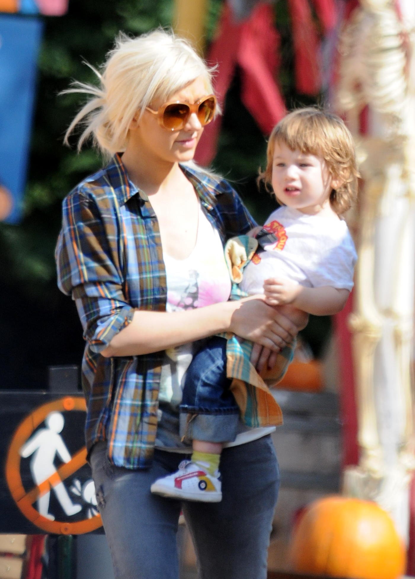 Christina_and_family_at_Mr__Bones_Pumpkin_Patch_in_Beverly_Hills_-_October_11_-_Christina_Aguilera_Daily_0017.jpg