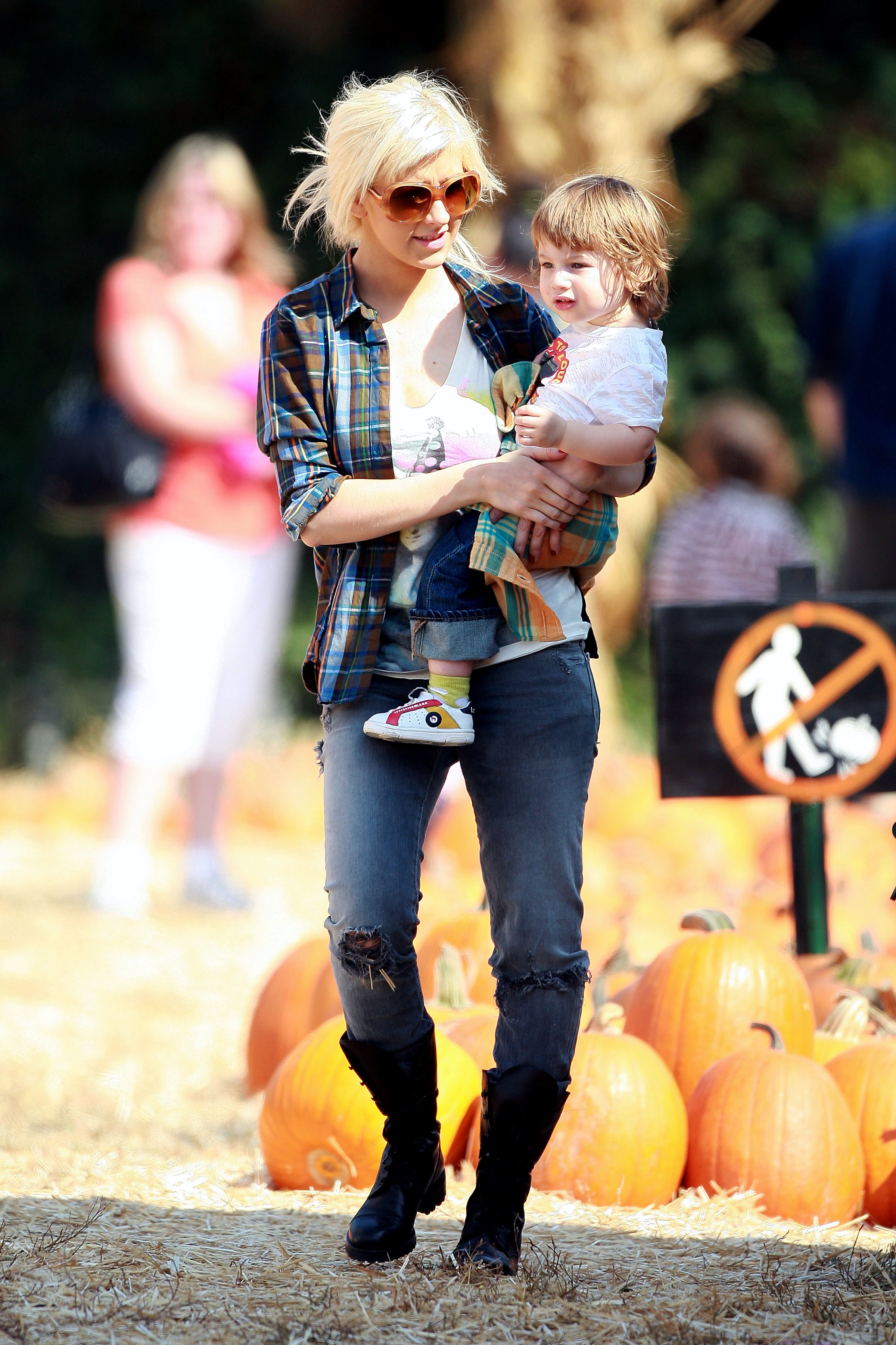 Christina_and_family_at_Mr__Bones_Pumpkin_Patch_in_Beverly_Hills_-_October_11_-_Christina_Aguilera_Daily_0050.jpg Christina_and_family_at_Mr__Bones_Pumpkin_Patch_in_Beverly_Hills_-_October_11_-_Christina_Aguilera_Daily_0050.jpg