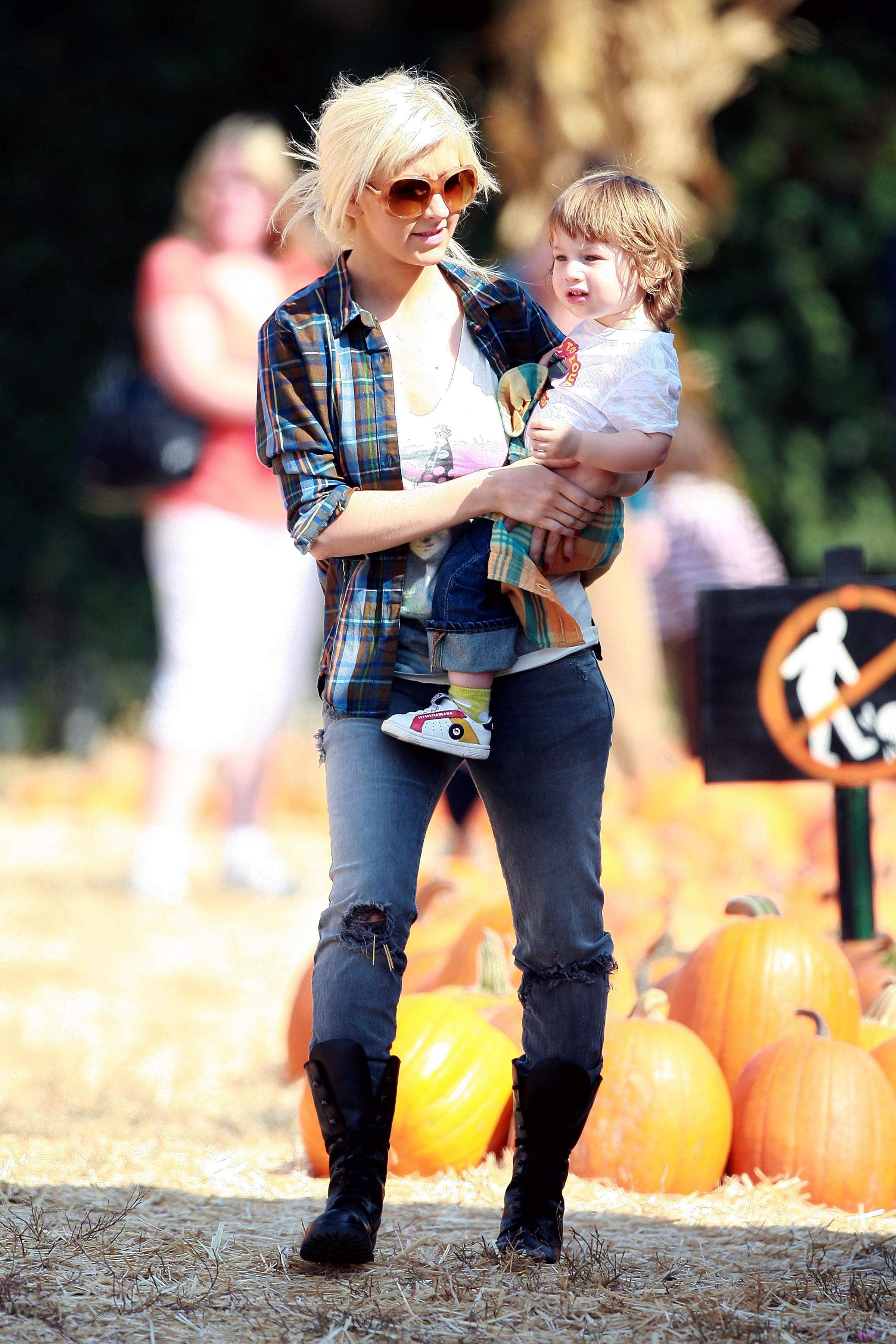 Christina_and_family_at_Mr__Bones_Pumpkin_Patch_in_Beverly_Hills_-_October_11_-_Christina_Aguilera_Daily_0051.jpg