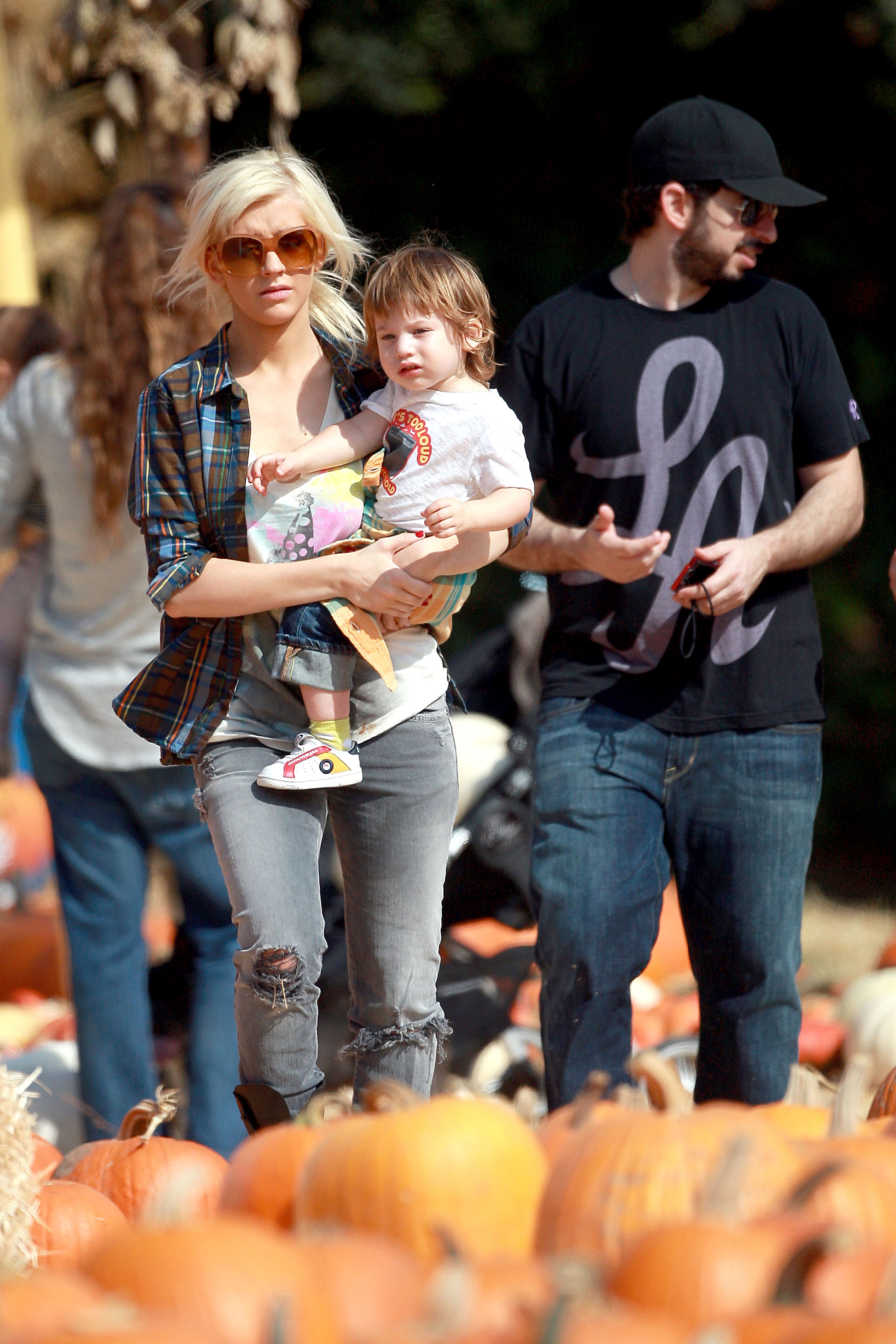 Christina_and_family_at_Mr__Bones_Pumpkin_Patch_in_Beverly_Hills_-_October_11_-_Christina_Aguilera_Daily_0054.jpg