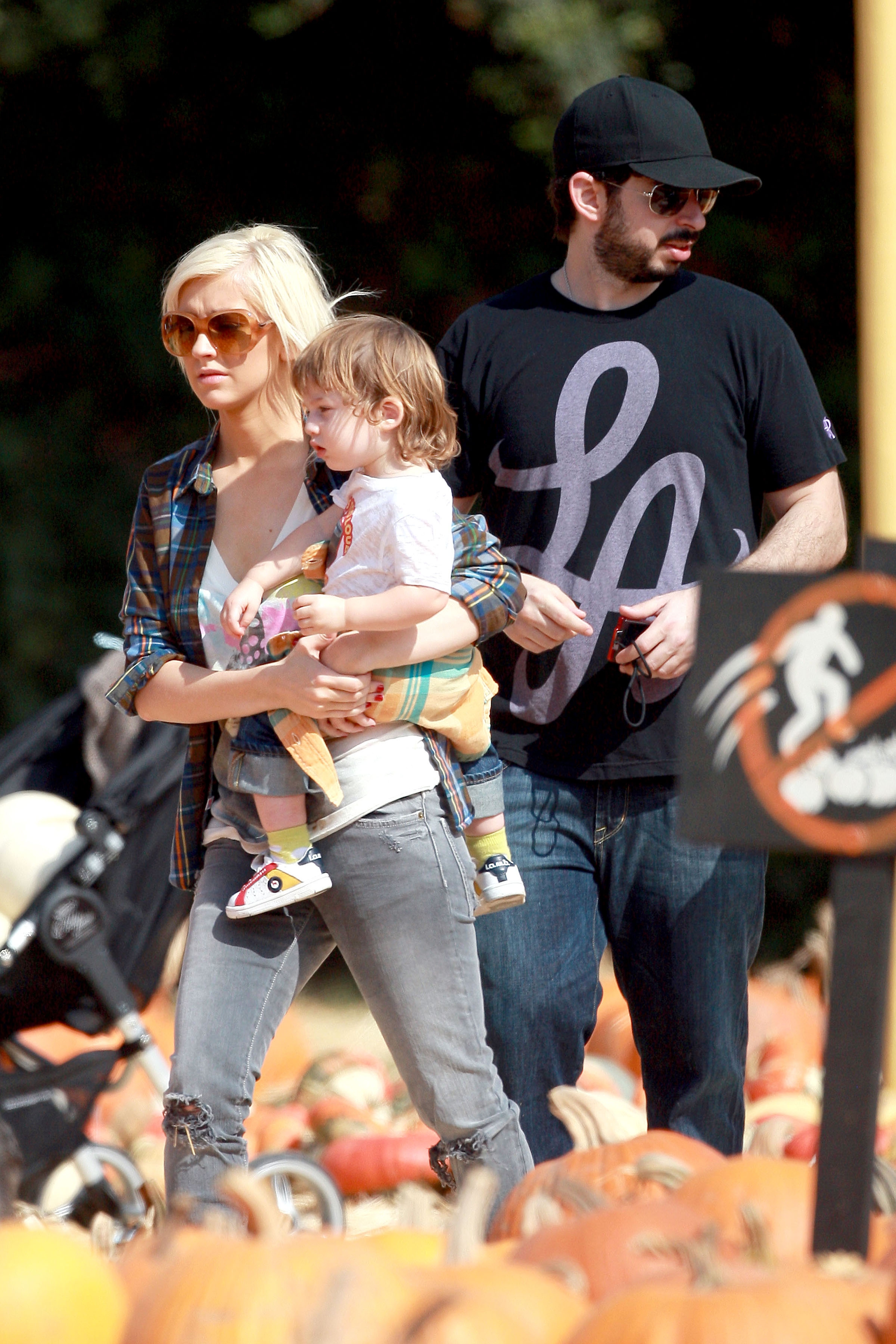 Christina_and_family_at_Mr__Bones_Pumpkin_Patch_in_Beverly_Hills_-_October_11_-_Christina_Aguilera_Daily_0056.jpg