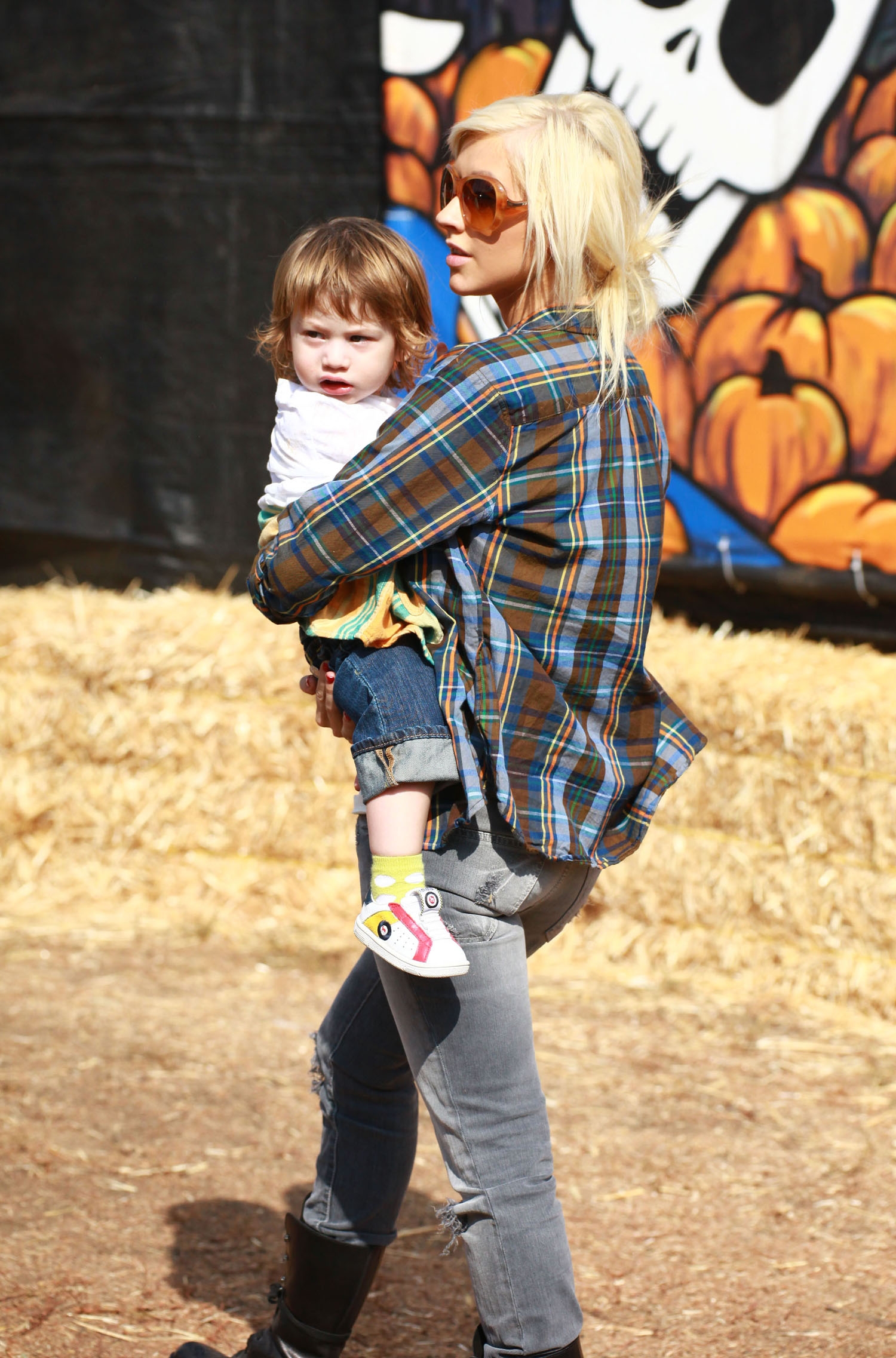 Christina_and_family_at_Mr__Bones_Pumpkin_Patch_in_Beverly_Hills_-_October_11_-_Christina_Aguilera_Daily_0101.jpg Christina_and_family_at_Mr__Bones_Pumpkin_Patch_in_Beverly_Hills_-_October_11_-_Christina_Aguilera_Daily_0101.jpg