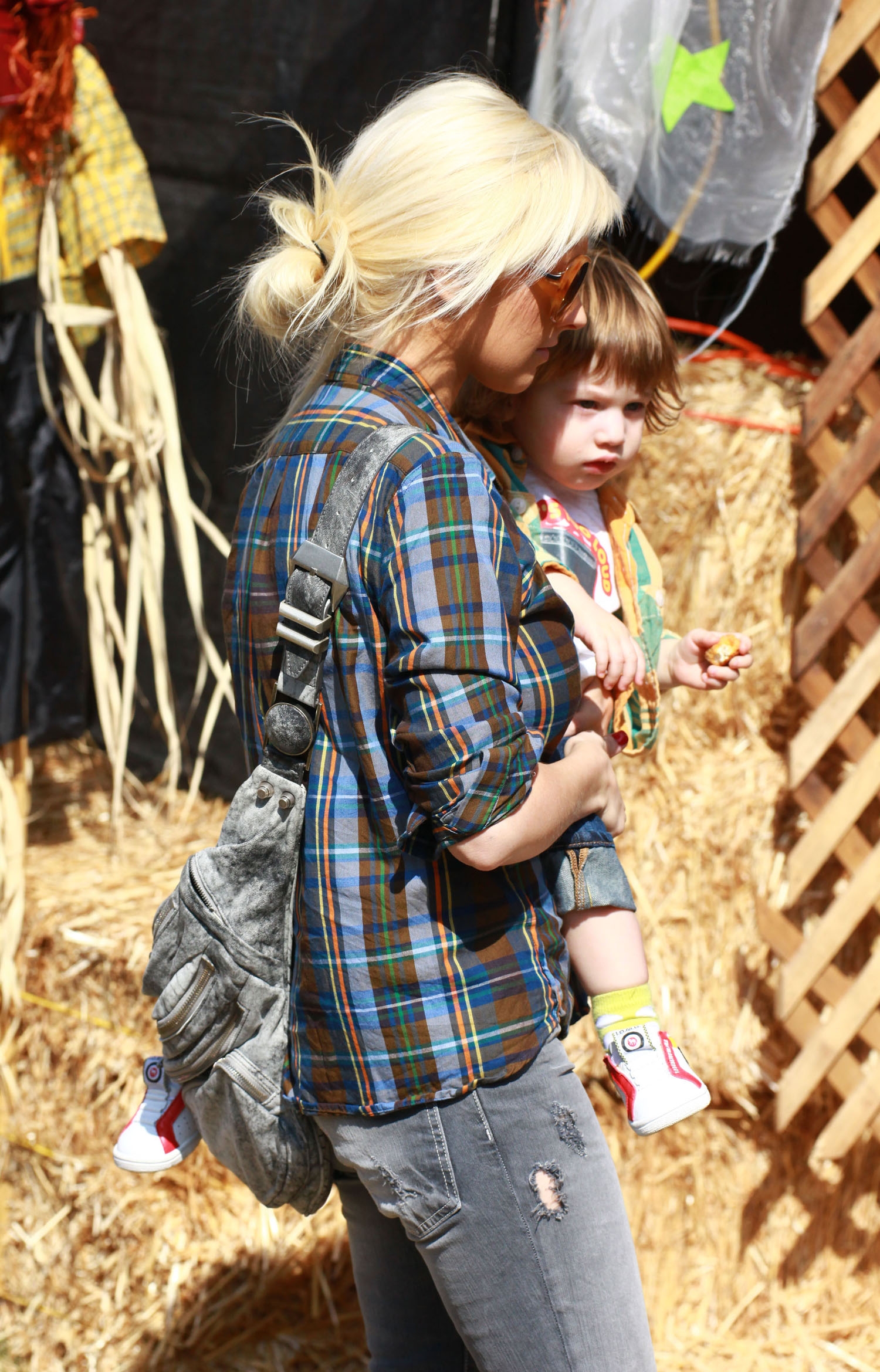 Christina_and_family_at_Mr__Bones_Pumpkin_Patch_in_Beverly_Hills_-_October_11_-_Christina_Aguilera_Daily_0104.jpg Christina_and_family_at_Mr__Bones_Pumpkin_Patch_in_Beverly_Hills_-_October_11_-_Christina_Aguilera_Daily_0104.jpg
