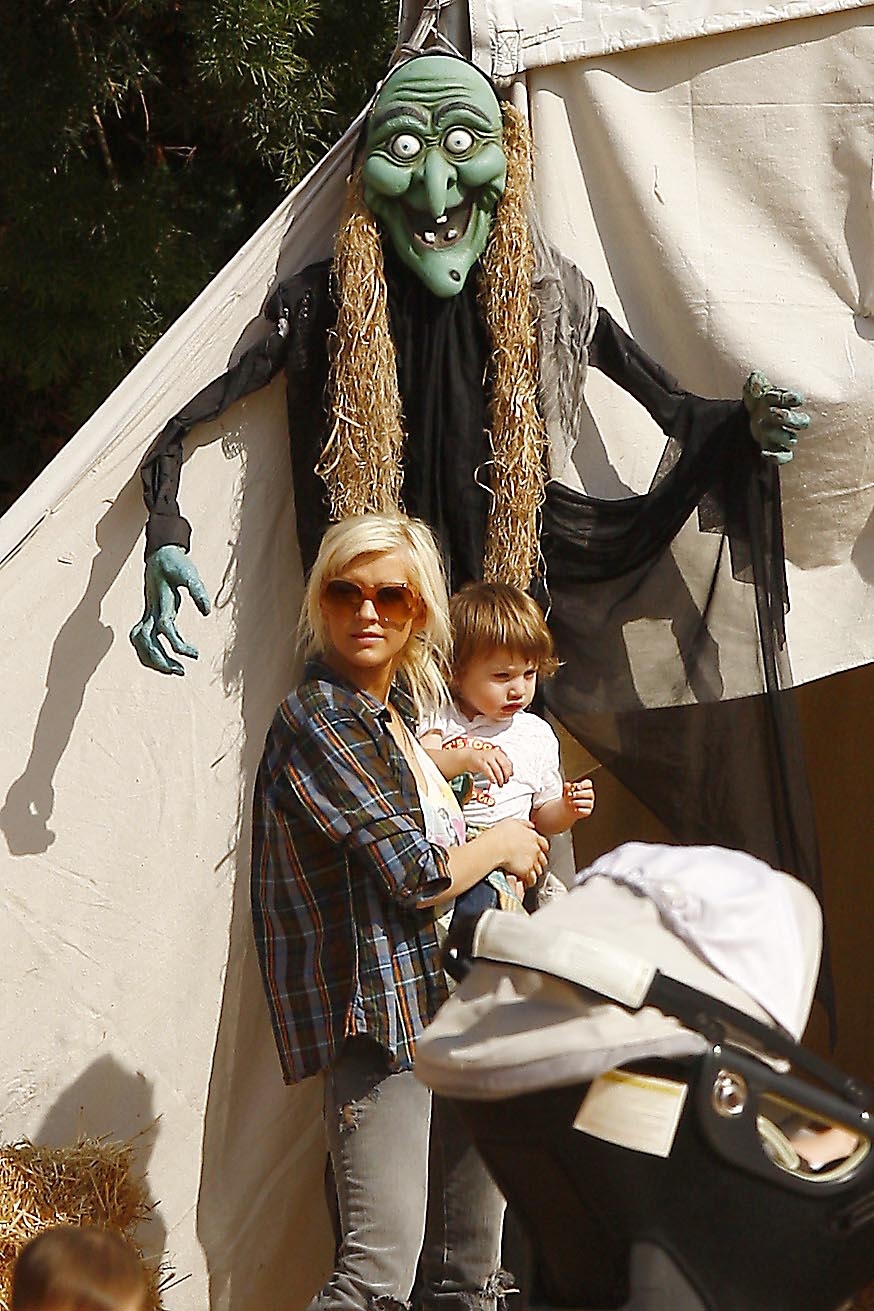 Christina_and_family_at_Mr__Bones_Pumpkin_Patch_in_Beverly_Hills_-_October_11_-_Christina_Aguilera_Daily_0133.jpg Christina_and_family_at_Mr__Bones_Pumpkin_Patch_in_Beverly_Hills_-_October_11_-_Christina_Aguilera_Daily_0133.jpg