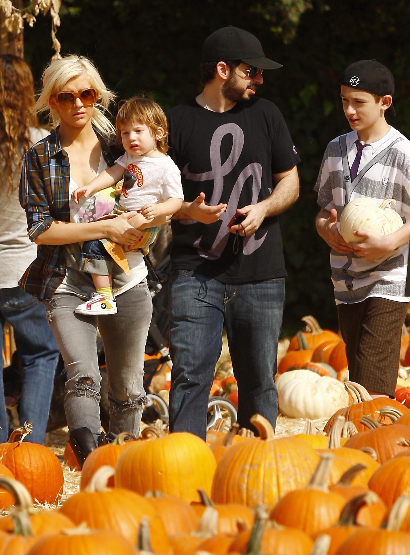 Christina_and_family_at_Mr__Bones_Pumpkin_Patch_in_Beverly_Hills_-_October_11_-_Christina_Aguilera_Daily_0145.jpg Christina_and_family_at_Mr__Bones_Pumpkin_Patch_in_Beverly_Hills_-_October_11_-_Christina_Aguilera_Daily_0145.jpg