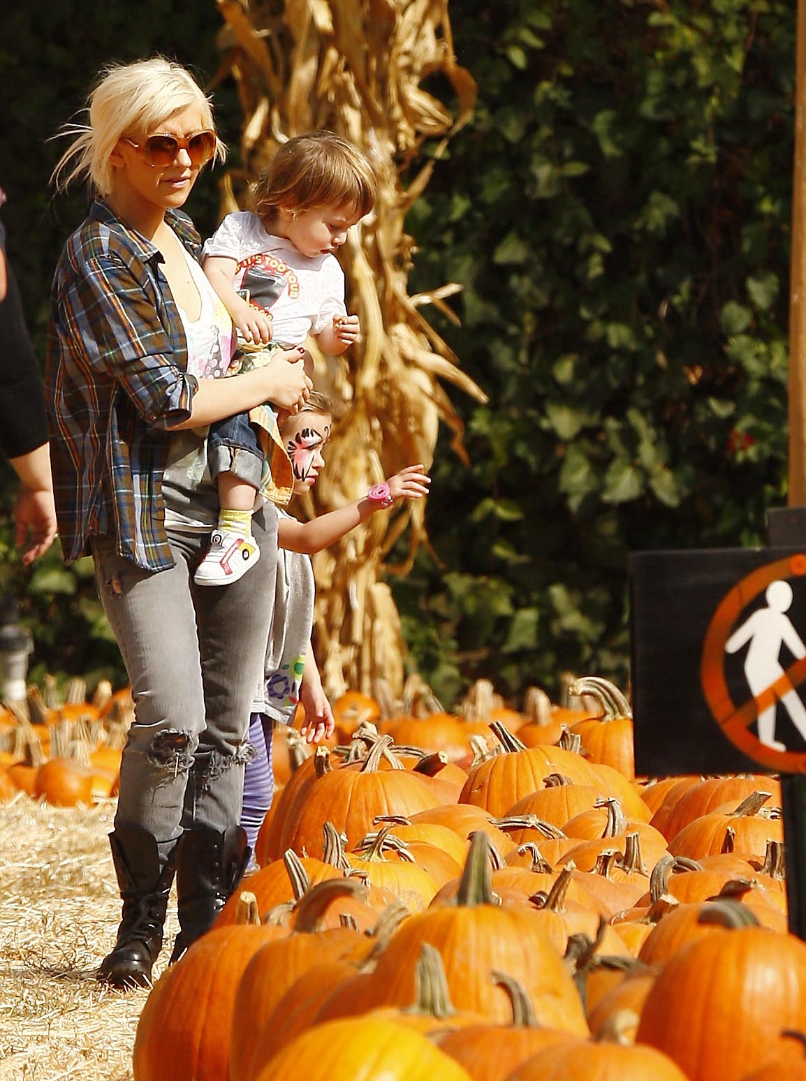 Christina_and_family_at_Mr__Bones_Pumpkin_Patch_in_Beverly_Hills_-_October_11_-_Christina_Aguilera_Daily_0146.jpg