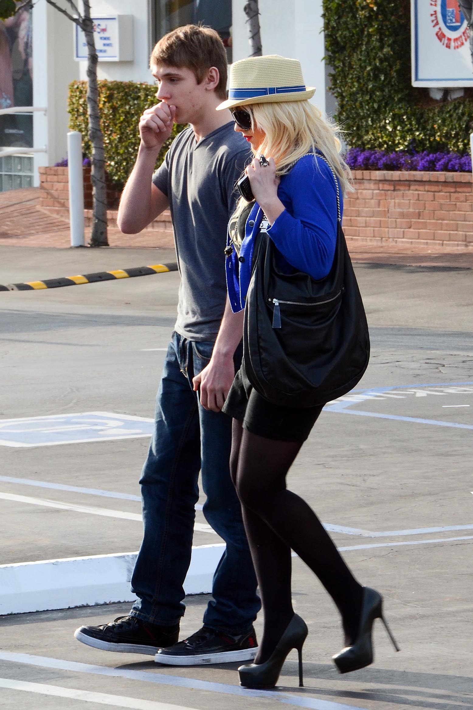 Christina_in_West_Hollywood_-_March_30_-_Christina_Aguilera_Daily_042.jpg Christina_in_West_Hollywood_-_March_30_-_Christina_Aguilera_Daily_042.jpg