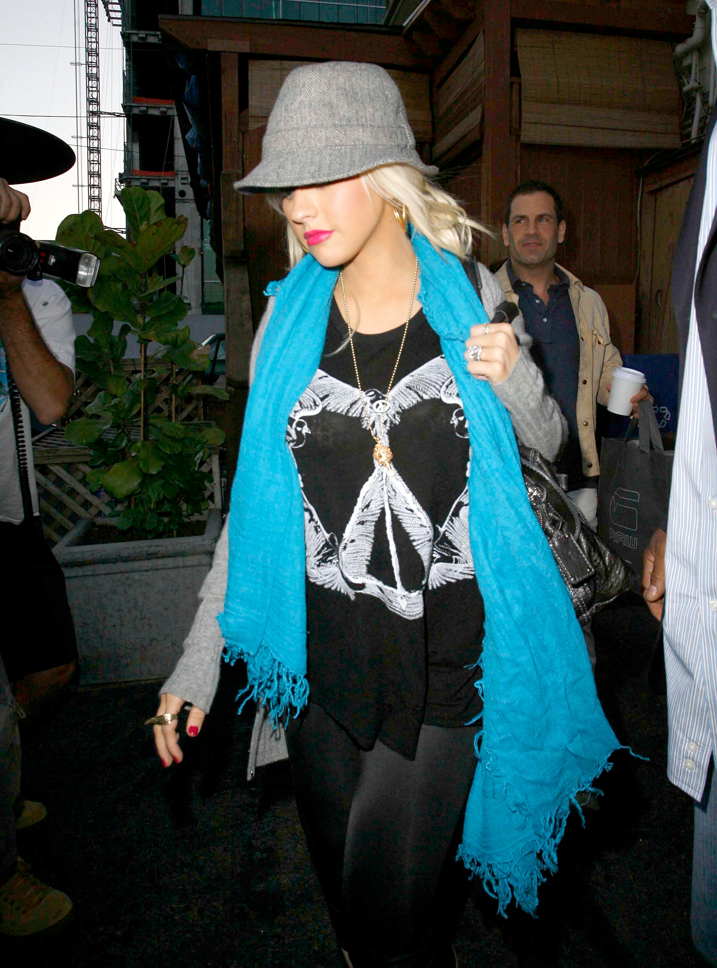 Magnolia_Restaurant_-_May_30_-__Christina_Aguilera_Daily_12.jpg Magnolia_Restaurant_-_May_30_-__Christina_Aguilera_Daily_12.jpg