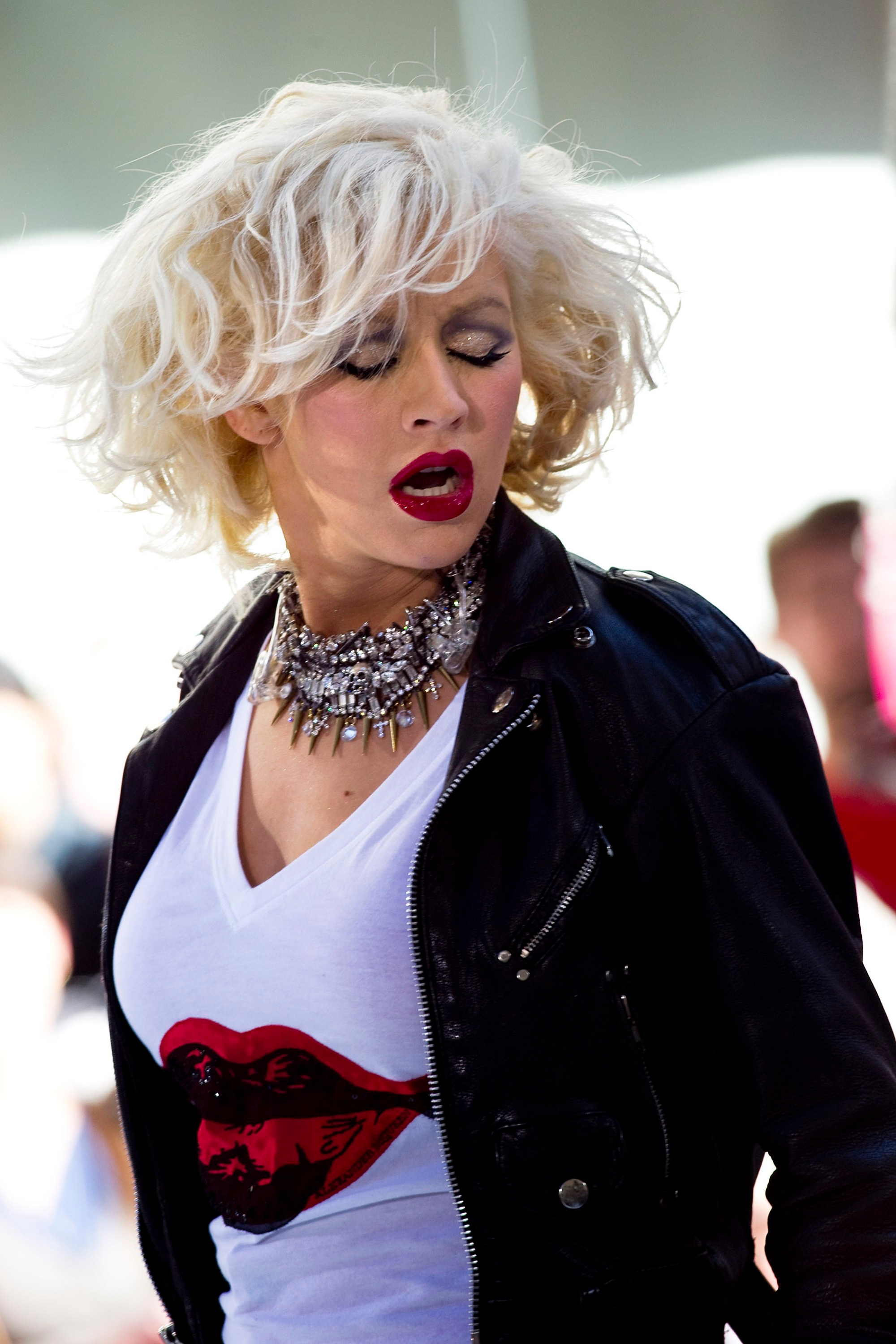 NBC_s_Today_Show_-_June_8_-_Christina_Aguilera_Daily_00192.jpg