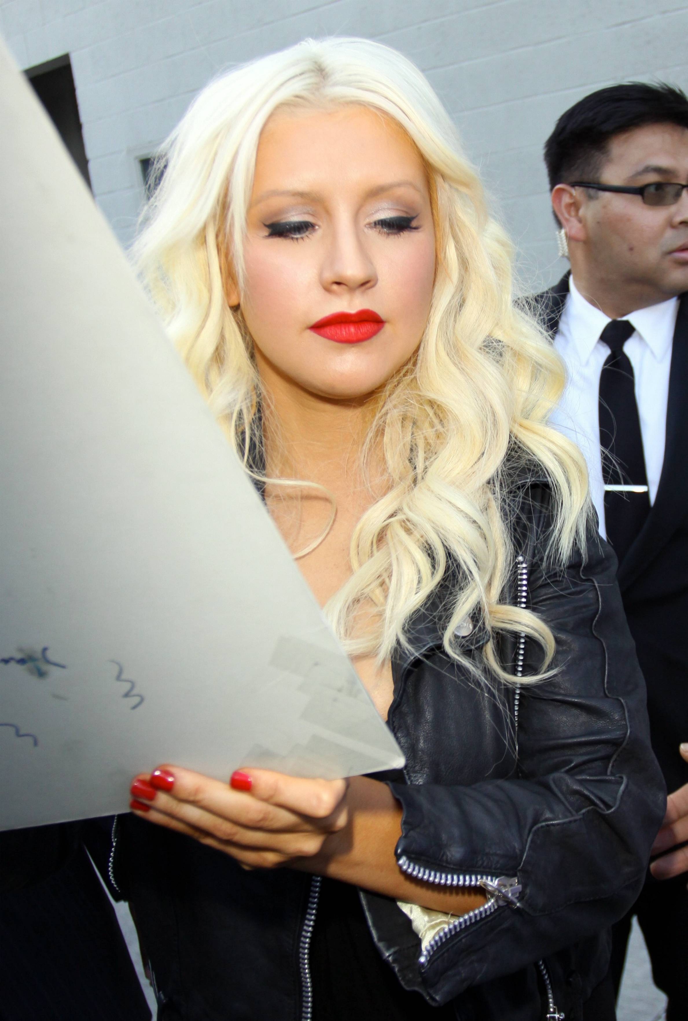 Outside__Jimmy_kimmel_Live21__signing_autographs_-_May_26_-_Christina_Aguilera_Daily_017.jpg