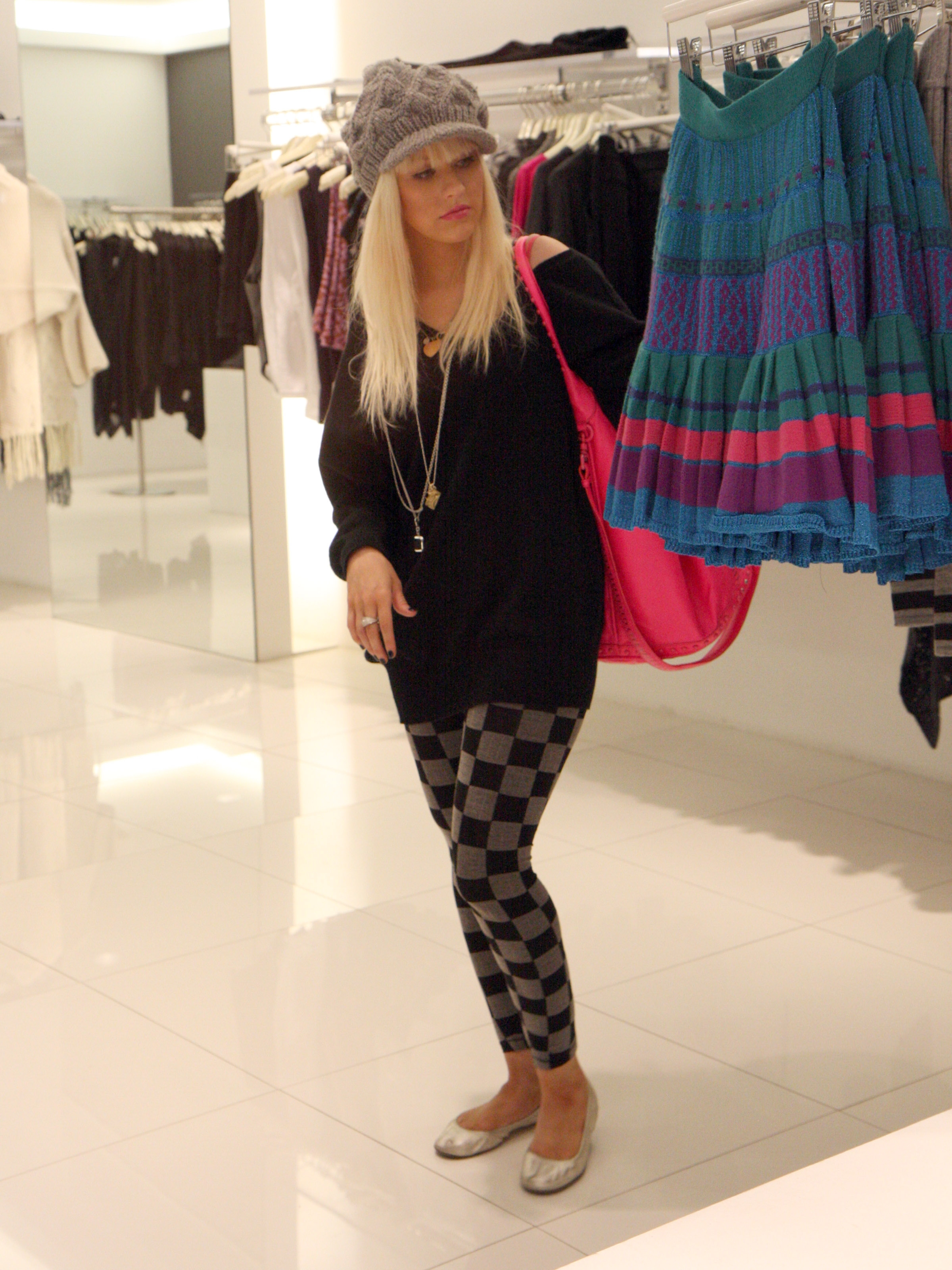 Shopping_at_Barney_s_New_York_Clothing_Boutique_-_October_4_-_Christina_Aguilera_Daily_0058.jpg Shopping_at_Barney_s_New_York_Clothing_Boutique_-_October_4_-_Christina_Aguilera_Daily_0058.jpg