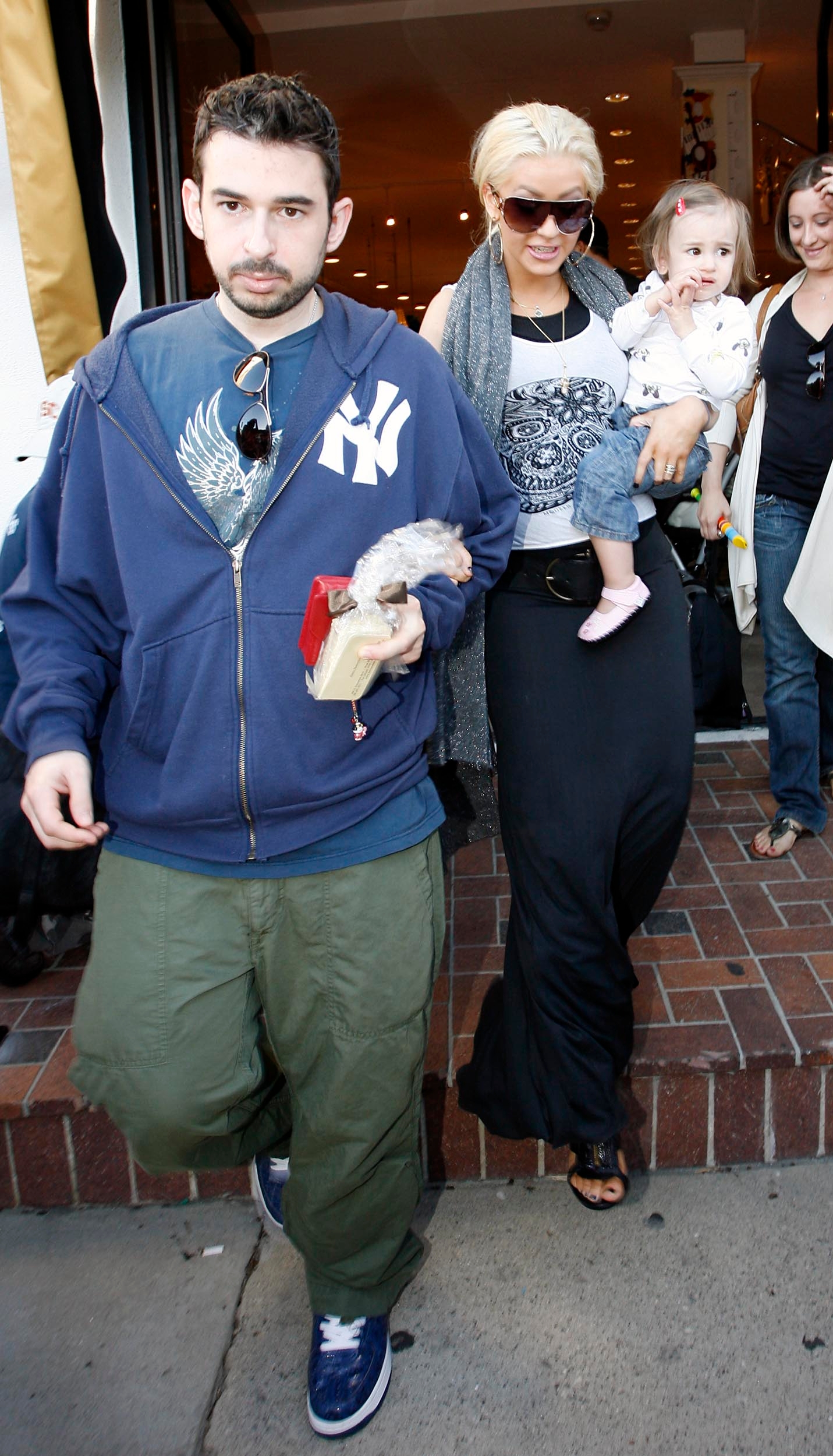 Shopping_at_Bel_Bambini_in_West_Hollywood_-_October_6_-__Christina_Aguilera_Daily_09.jpg Shopping_at_Bel_Bambini_in_West_Hollywood_-_October_6_-__Christina_Aguilera_Daily_09.jpg