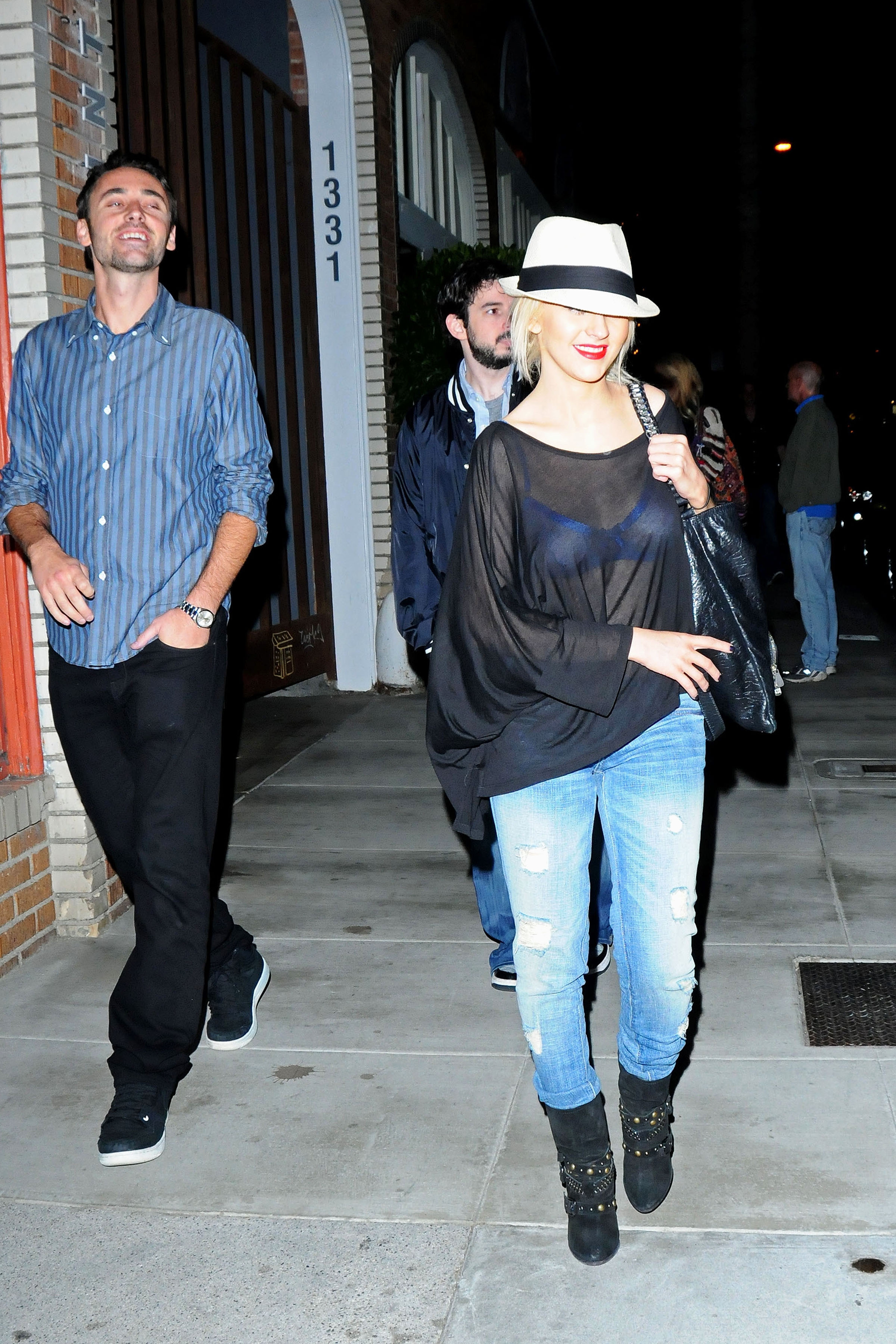 Venice_Beach_-_October_2_-_Christina_Aguilera_Daily_07.jpg