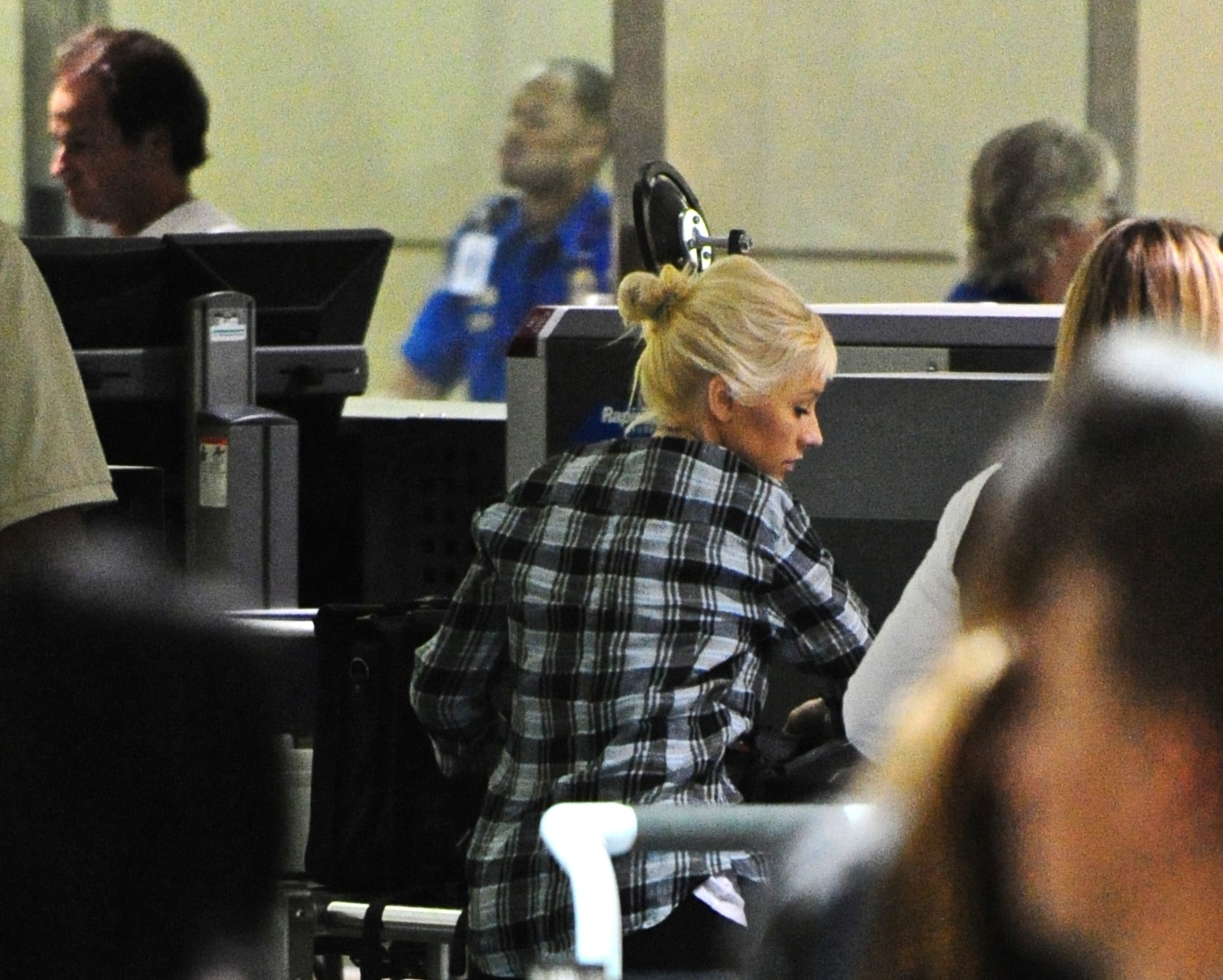 at_LAX_-_August_24_-_Christina_Aguilera_Daily_06.jpg