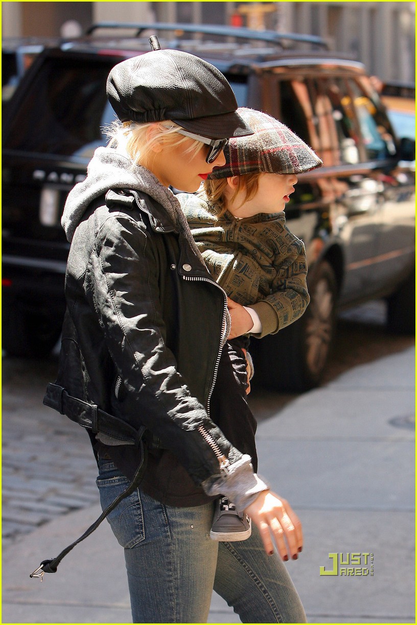 christina-aguilera-gets-bi-curious-01.jpg christina-aguilera-gets-bi-curious-01.jpg