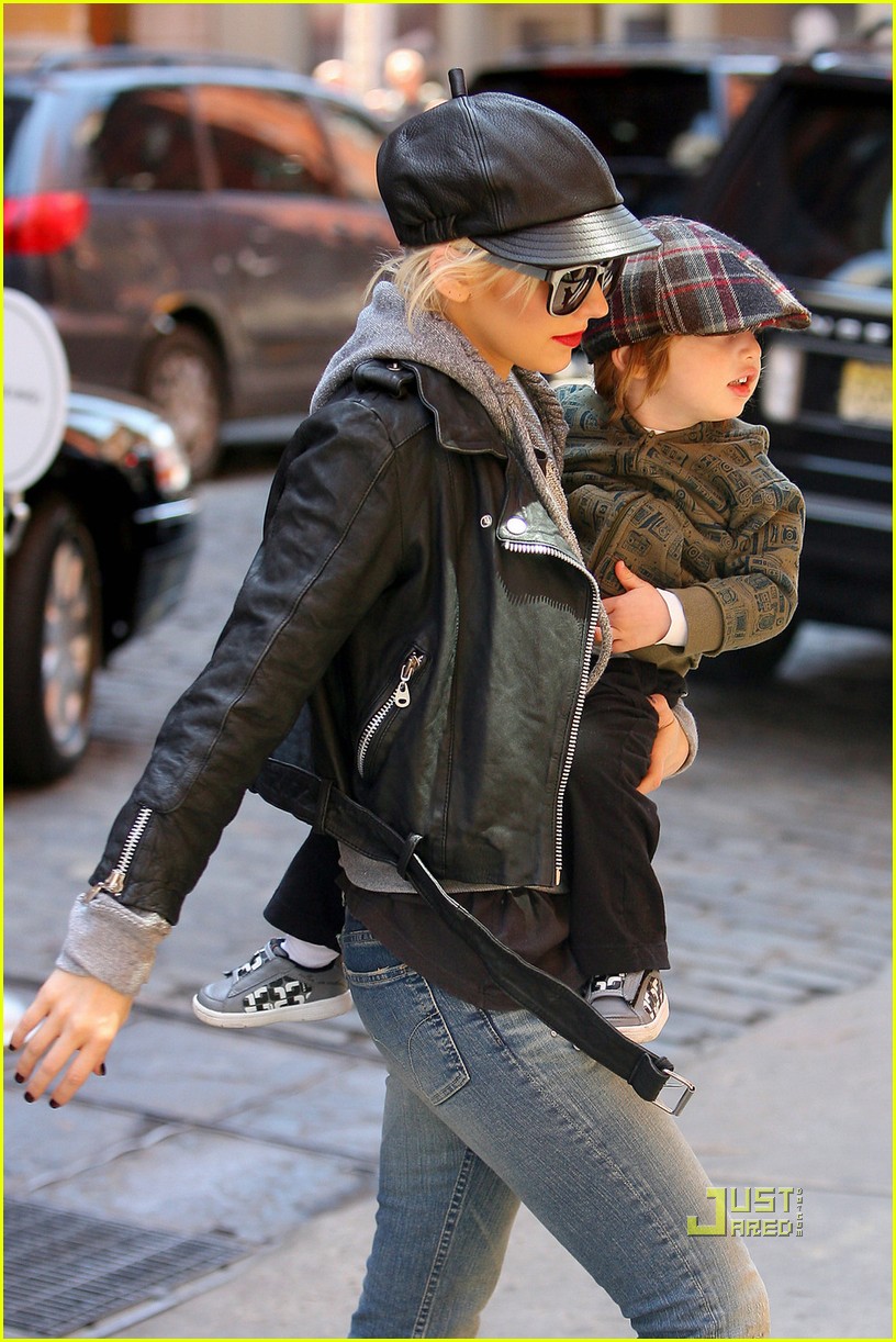 christina-aguilera-gets-bi-curious-02.jpg christina-aguilera-gets-bi-curious-02.jpg