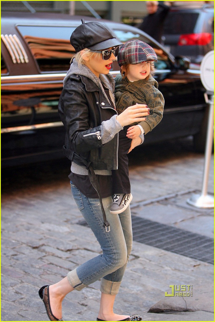 christina-aguilera-gets-bi-curious-03.jpg christina-aguilera-gets-bi-curious-03.jpg