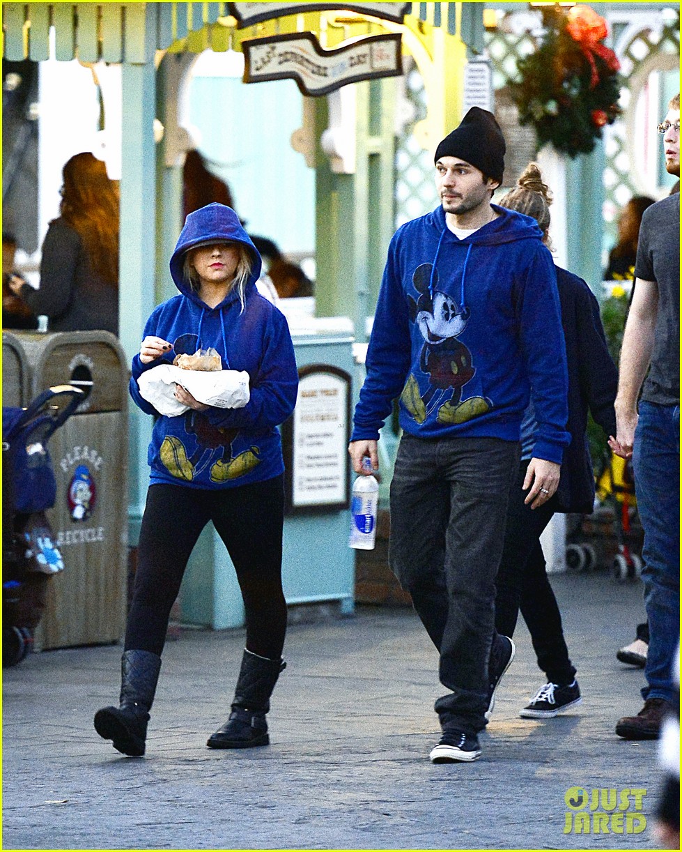 christina-aguilera-matthew-rutler-disneyland-duo-03.jpeg