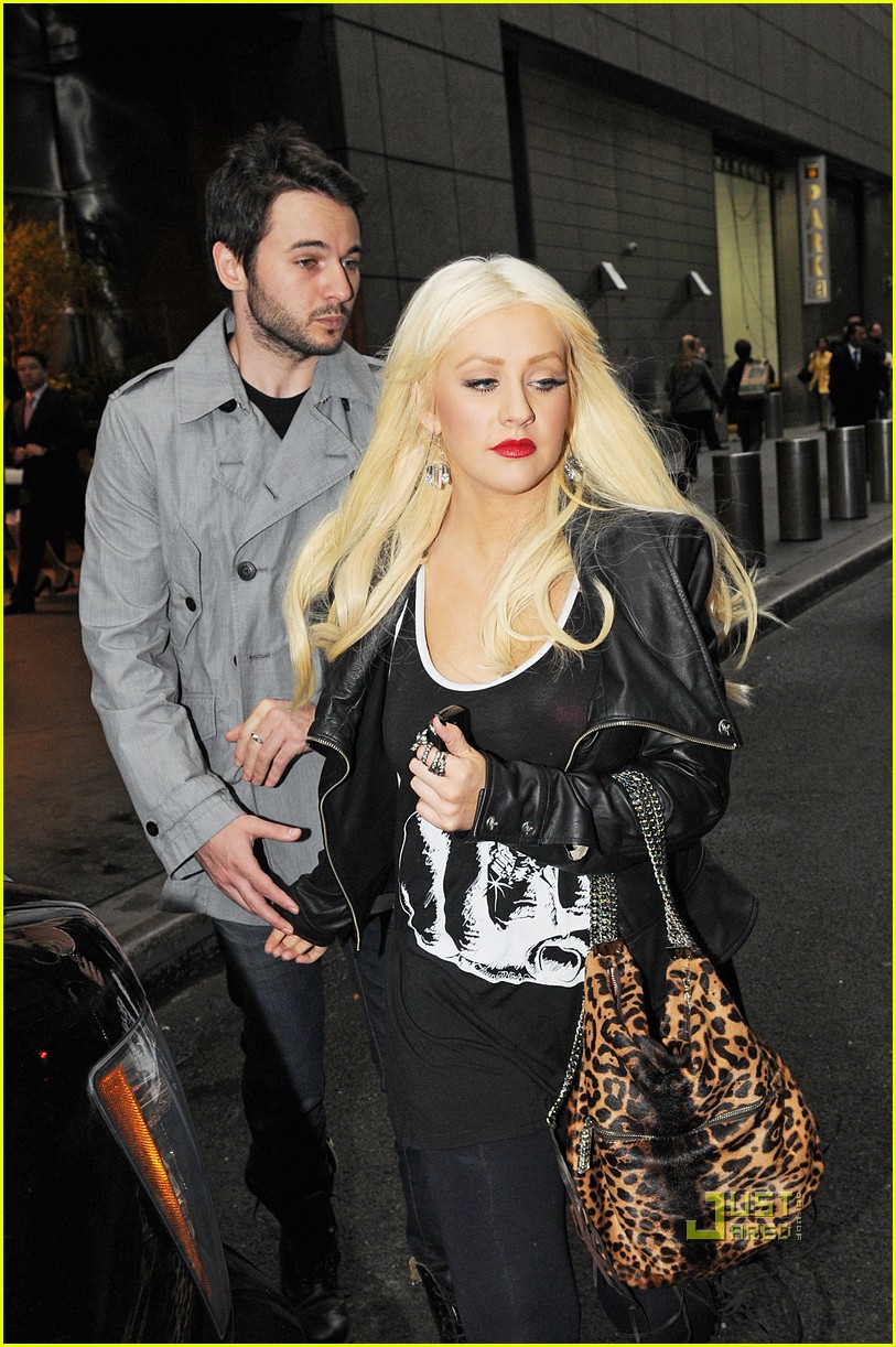 christina-aguilera-matthew-rutler-show-01.jpg