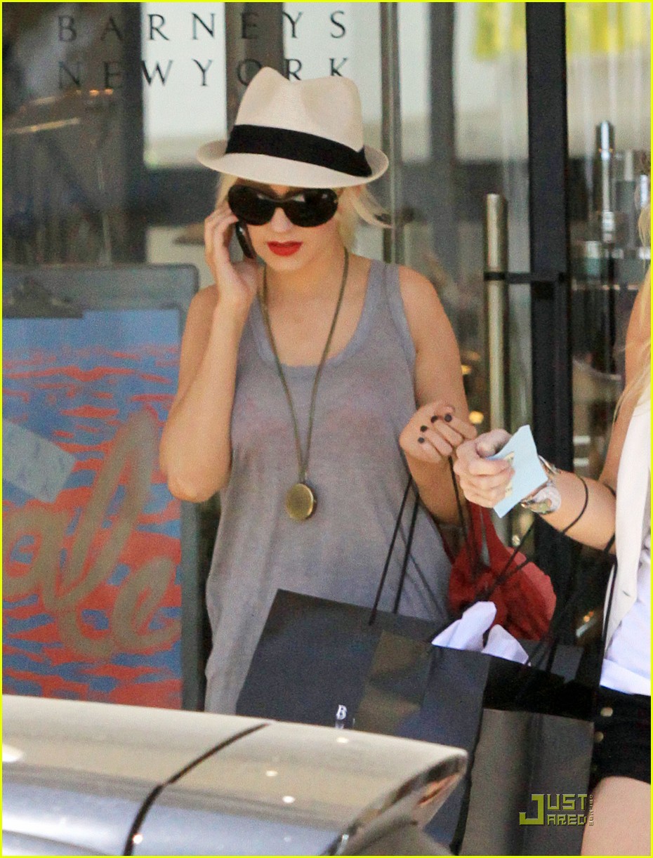 christina-aguilera-shopping-spree-02.jpg