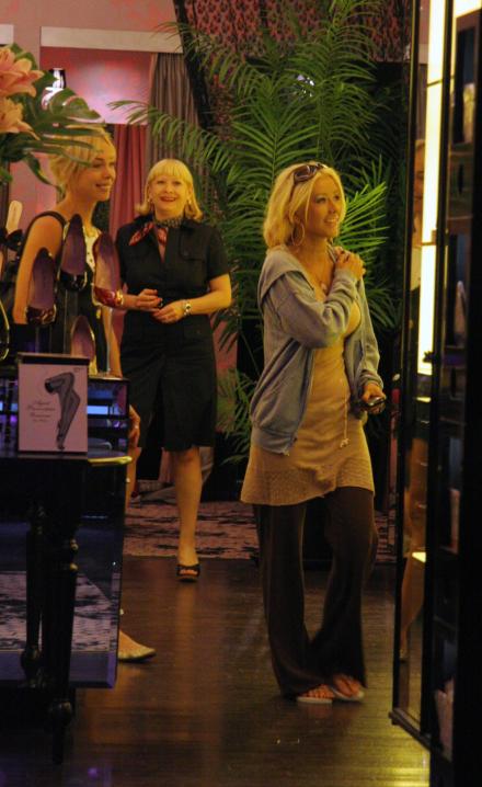 shopping_june5_1181620691.jpg shopping_june5_1181620691.jpg