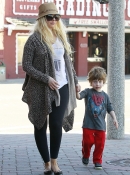 Christina_Aguilera_and_Jordan_Bratman_celebrate_their_son_Max_s_birthday_at_Legoland_in_Carlsbad_-_January_12_-_Christina_Aguilera_Daily_023.jpg