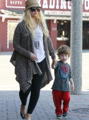 Christina_Aguilera_and_Jordan_Bratman_celebrate_their_son_Max_s_birthday_at_Legoland_in_Carlsbad_-_January_12_-_Christina_Aguilera_Daily_025.jpg