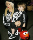 Christina_Aguilera_and_Max_-_October_31_-_Christina_Aguilera_Daily_014.jpg