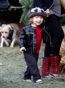 Christina___Max_went_to_Mr_Greentrees_in_West_Hollywood_-_December_6_-_Christina_Aguilera_Daily_003.jpg