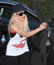 Christina_at_a_friend_s_house_party_in_Beverly_Hills_-_July_28_-_Christina_Aguilera_Daily_0013.jpg
