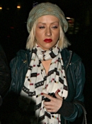 Christmas_shopping_at_the_Grove_-_December_21_-_Christina_Aguilera_Daily_014.jpg