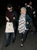 Christmas_shopping_at_the_Grove_-_December_21_-_Christina_Aguilera_Daily_015.jpg