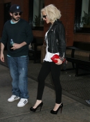 Leaving_a_Hotel_in_NYC_-_May_6_-_Christina_Aguilera_Daily_0036.jpg
